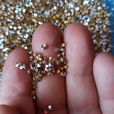 strass conicas plateado dorado