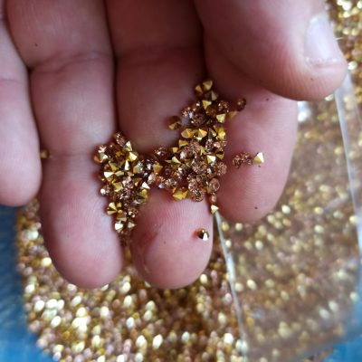 strass cónicas melon dorado