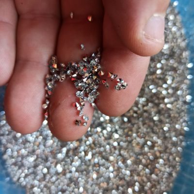 strass cónicas plateado