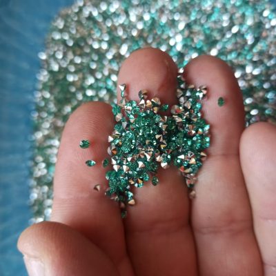 strass conicas turquesa
