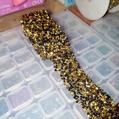 cinta strass conicas negro dorado