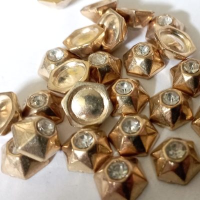 remache-cobre-piramide-strass