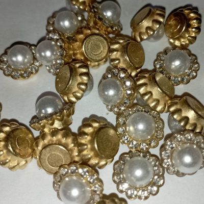 remaches-flor-perla-y-strass-dorado