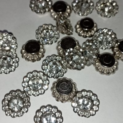 remaches-flores-strass