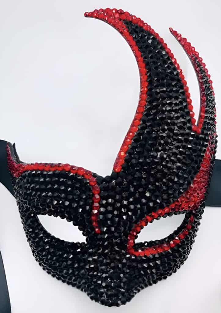 Decoración artesanal de máscara con strass