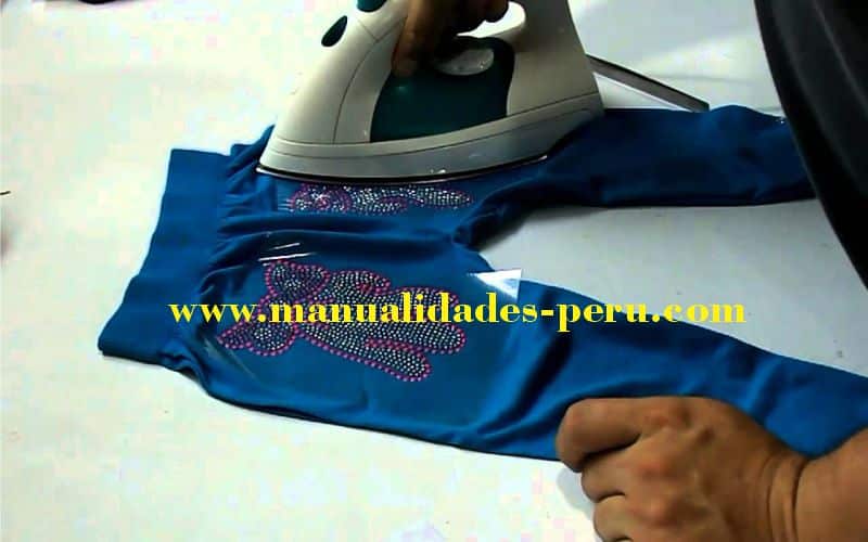 como_aplicar_piedras_strass_plancha_casera