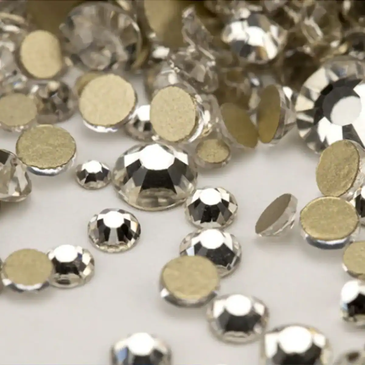 pedreria-strass-calidad-swarovski-non-hotfix-manualidades-peru.webp 